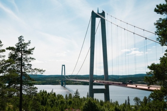 Efter endt påstigning i Jylland, på Fyn og på Sjælland kører vi over Øresundsbroen og op gennem Sverige. Vi spiser aftensmad omkring Linköping, inden vi kører de sidste få kilometer til vores hotel lige nord for Stockholm