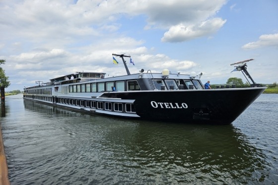 Rejsen går fra Danmark via Padborg til skibet, som ligger ved kaj i Lelystad lige uden for Amsterdam. Vi indkvarteres, hilser på skibets besætning og spiser aftensmad