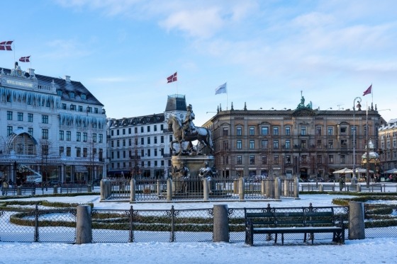 Efter påstigning holder vi en lille formiddagspause, og turen går mod København, hvor vi ankommer til Kongens Nytorv omkring middagstid.