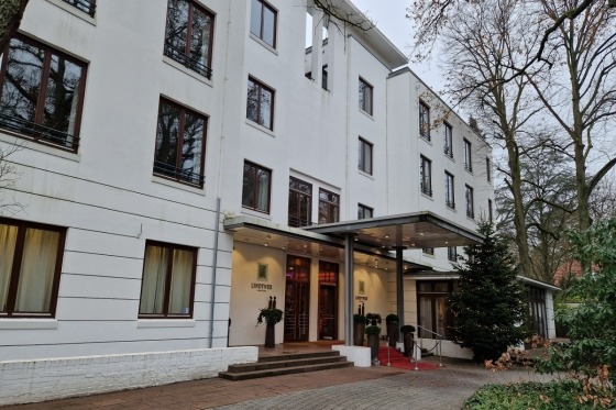 Via Padborg kører vi mod Hamburg og til vores dejlige hotel i Harburg og tjekker ind. Der er god tid til at stifte bekendtskab med hotellets faciliteter, ta’ sig en ”morfar” på værelset eller gå på opdagelse i hotellets barområde, inden vi om aftenen nyder den flotte middagsbuffet