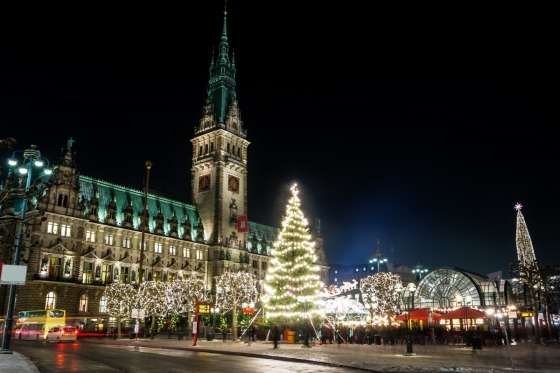 Vi kører via Padborg mod Hamburg og holder vores frokostpause omkring den mondæne Mönckebergstrasse og den julepyntede rådhusplads,