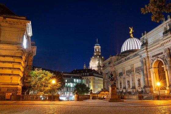 Via Padborg og Berlin til vores hotel i Dresden. Vi ankommer ved aftenstid, og efter middagen, kan vi slappe af med en spadseretur i den mondæne Prager Strasse