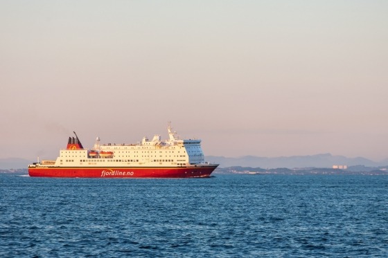 Vi sejler fra Hirtshals midt på aftenen, og nyder stor tag-selv-buffet på færgen inkl. øl og vand. Alle indkvarteres over vandlinjen og over vogndækket. Udvendig kahyt mod tillæg