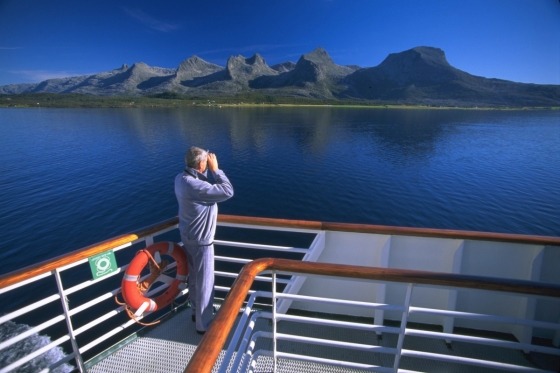 Påstigning på Sjælland, Fyn og i Jylland. Vi sejler fra Hirtshals midt på aftenen, og nyder stor tag-selv-buffet på færgen. Alle indkvarteres over vandlinjen og over vogndækket. Udvendig kahyt mod tillæg